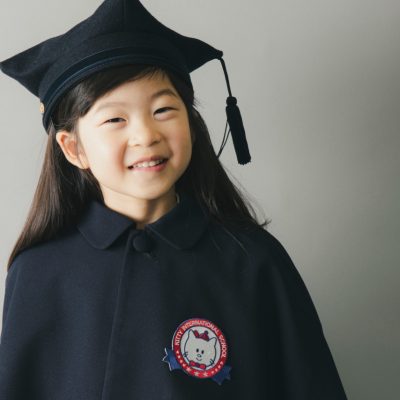 卒業式の袴と学位帽を着用し、微笑む女の子のポートレート。彼女の幸せそうな表情が印象的です。