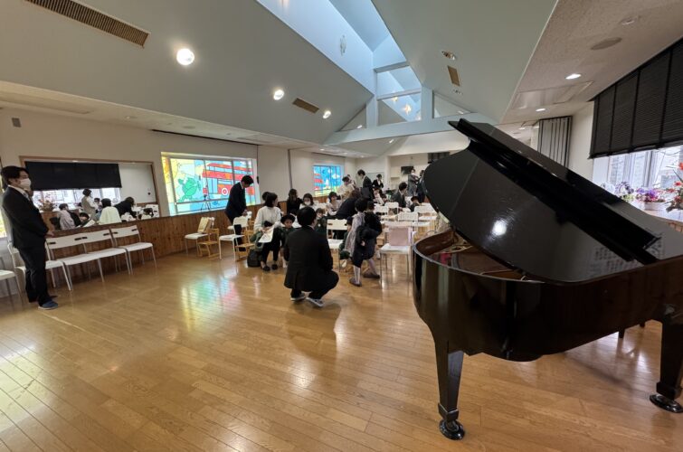 保育園　グランドピアノ
